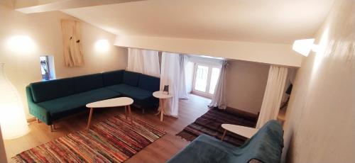 une vue aérienne d'un salon avec un canapé et une table dans l'établissement Au bord du verdus, à Saint-Guilhem-le-Désert