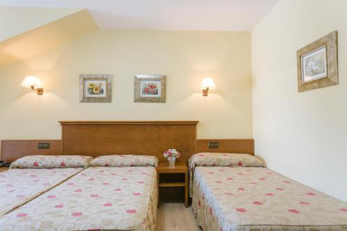 Ένα ή περισσότερα κρεβάτια σε δωμάτιο στο Hotel O Castro