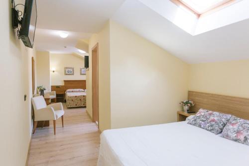 Ένα ή περισσότερα κρεβάτια σε δωμάτιο στο Hotel O Castro