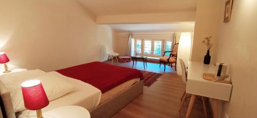 une chambre avec un lit et un salon dans l'établissement Au bord du verdus, à Saint-Guilhem-le-Désert