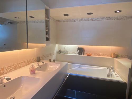 Ένα μπάνιο στο Chambres Privatives Chez l'Habitant