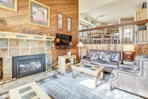 sala de estar con sofá y chimenea en Multi-level Cedars 2 Townhome en Breckenridge