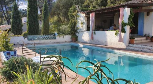 une maison avec une piscine dans une cour dans l'établissement Villa Melocoton, à Figanières