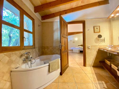 Fabulous Rustic Villa Set On Mountain With Unique Views tesisinde bir banyo