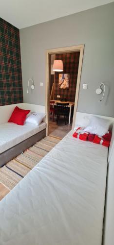ein Schlafzimmer mit 2 Betten und ein Wohnzimmer in der Unterkunft Apartamenty EverySky - Źródlana 2 in Świeradów-Zdrój