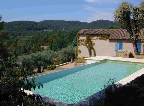 - une piscine en face d'une maison avec des montagnes en arrière-plan dans l'établissement Villa Melocoton, à Figanières