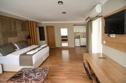 una camera da letto con un letto e una TV a schermo piatto di Nova Suite Residence a Trabzon