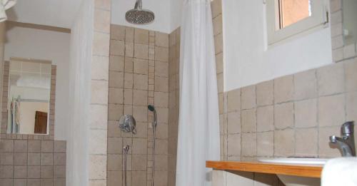 La salle de bains est pourvue d'une douche et d'un lavabo. dans l'établissement Villa Melocoton, à Figanières