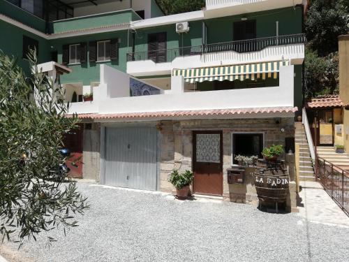 Το κτήριο όπου στεγάζεται  ο ξενώνας
