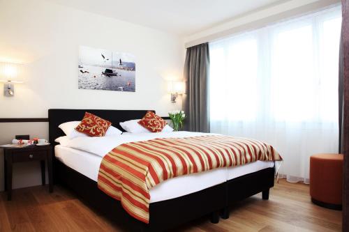 a hotel room with a large bed in a room at CITY STAY - Kieselgasse in Zürich