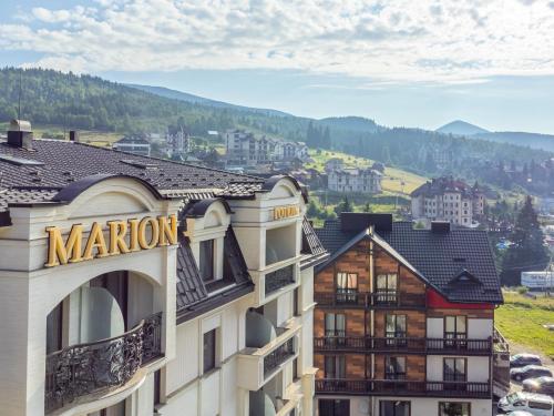 ホテルから撮影された、または一般的な山の景色
