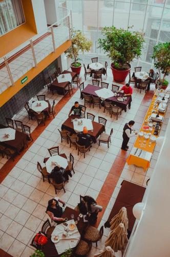an overhead view of a restaurant with tables and chairs at Hotel Mediterraneo Sa De Cv in Tulancingo
