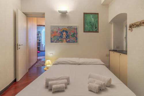 une chambre avec un grand lit blanc avec deux tabourets dans l'établissement CASA GIADA A due passi dal porto di Camogli, à Camogli