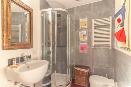 une salle de bain avec un lavabo, une douche et des toilettes dans l'établissement CASA GIADA A due passi dal porto di Camogli, à Camogli