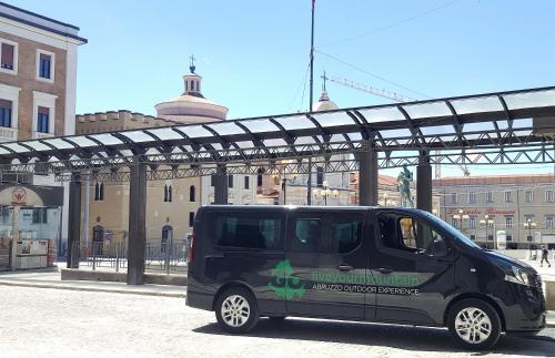 a black van parked in front of a building at B&B Lo Chalet Di Ocre in San Felice dʼOcre