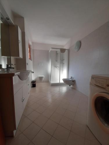 a large kitchen with a sink and a washer and dryer at Casa/Villa Sommavilla in Brenzone sul Garda