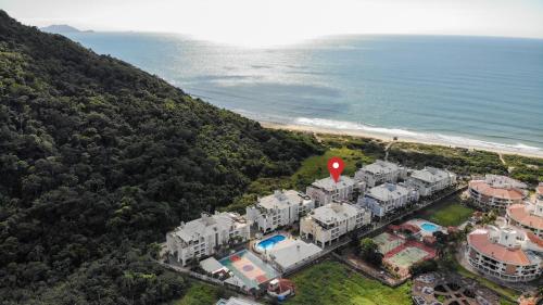 an aerial view of a large building next to the beach at Villa Giardino - Condomínio de Frente para o Mar - Piscina, Quadra Esportiva, Churrasqueira - 5 Pessoas in Florianópolis