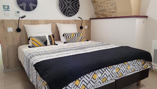 Un pat sau paturi într-o cameră la Hostel les Terrasses du Roc