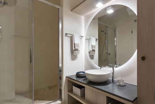 Le Suites Porto Cervo tesisinde bir banyo