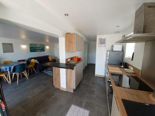 une cuisine et un salon avec une table et un comptoir dans l'établissement la maison du pêcheur, à La Tranche-sur-Mer
