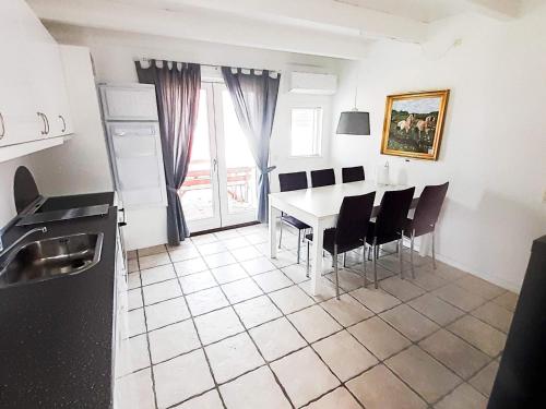 uma cozinha e sala de jantar com mesa e cadeiras em 6 person holiday home in Hadsund em Hadsund