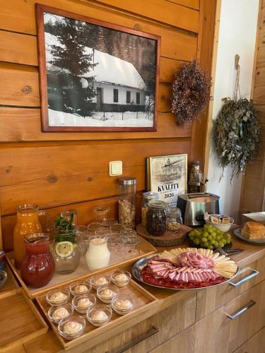 un mostrador con comida y otros artículos. en Kameňácká myslivna, en Moravany