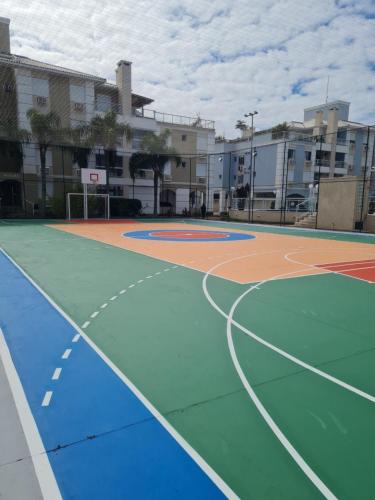 a basketball court in front of a building at Villa Giardino - Condomínio de Frente para o Mar - Piscina, Quadra Esportiva, Churrasqueira - 5 Pessoas in Florianópolis