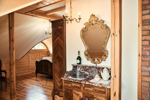 a room with a mirror and a table with a sink at Impresja - pokoje gościnne na nadbużańskich łąkach in Borsuki