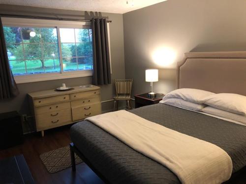 מיטה או מיטות בחדר ב-Nightshade Inn & Gardens