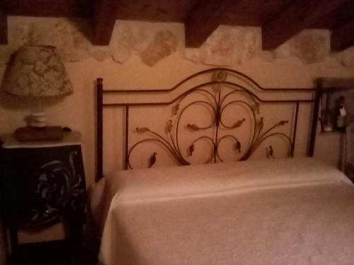 シャッカにあるGuest house La Corte Normannaのベッドルーム1室(大型ベッド1台、白い毛布付)