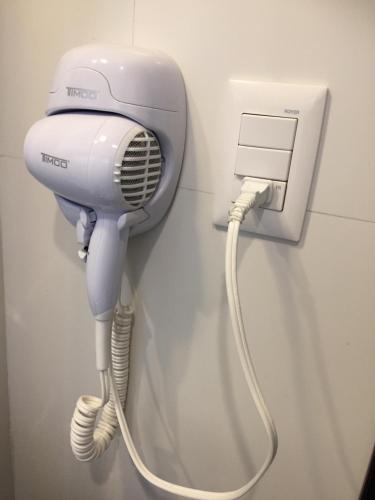 a hair dryer is attached to a wall at Mi Depa Canela en pleno Centro de la Ciudad in Ciudad Valles