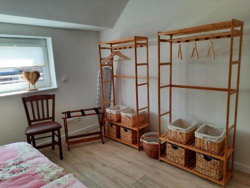 1 Schlafzimmer mit 2 Etagenbetten und einem Stuhl in der Unterkunft Zum Landmann in Luhdorf