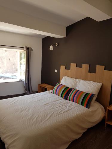 une chambre avec un grand lit blanc et une fenêtre dans l'établissement Maison vue Cité 2, à Carcassonne