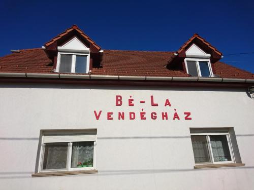 a white building with the words be la vanderbilt at Bé-La Vendégház in Szomolya