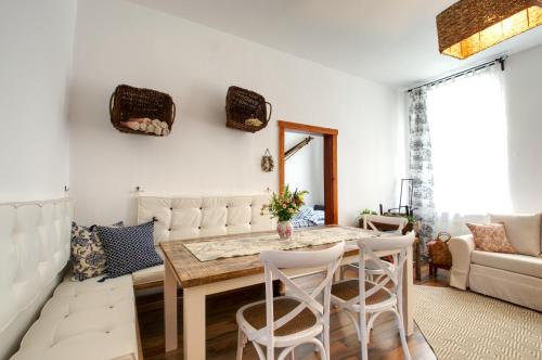 - une salle à manger avec une table, des chaises et un canapé dans l'établissement Ferienwohnung LANDHAUSSUITE Annaberg-Buchholz, à Annaberg-Buchholz