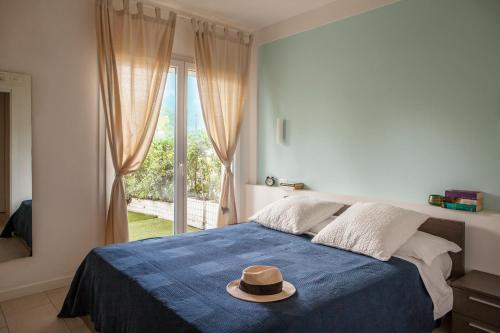 sypialnia z łóżkiem z kapeluszem w obiekcie Residence Sunrise w Cesenatico