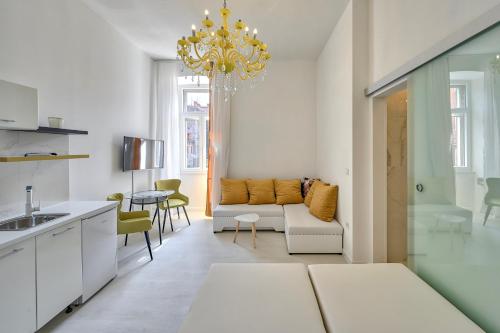 a kitchen and living room with a chandelier at Collins Amethyst Center in Pula