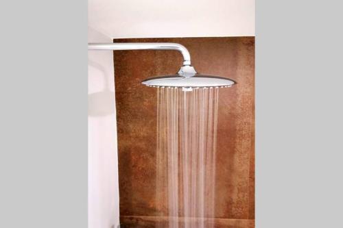 um chuveiro com uma cortina e uma cabeça de chuveiro em 188 Avenue, Aveiro Centro em Aveiro