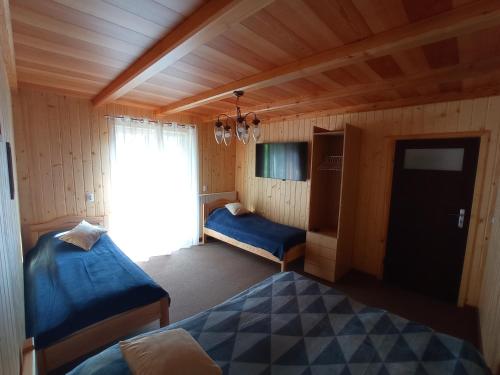 En eller flere senge i et værelse på Noclegi Leśniczówka w Lanckoronie