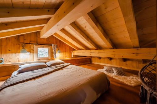 Un pat sau paturi într-o cameră la Chalet ''la cabane ô Pierres'' 12 pers spa et sauna