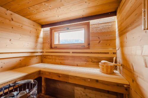 een houten sauna met een raam in een blokhut bij Chalet ''la cabane ô Pierres'' 12 pers spa et sauna in Ventron