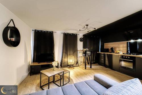 un salon avec un canapé bleu et une cuisine dans l'établissement Le Loft Spa au coeur de Metz (unenuitametz), à Metz