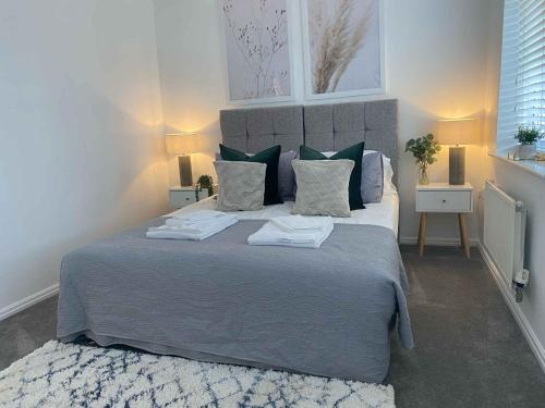Кровать или кровати в номере Sutton Heath Lodge