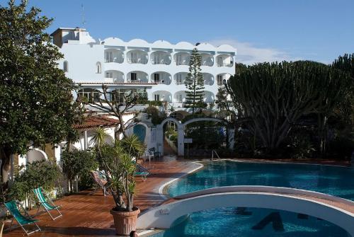 un hotel con piscina frente a un edificio en Hotel Terme Villa Teresa, en Isquia