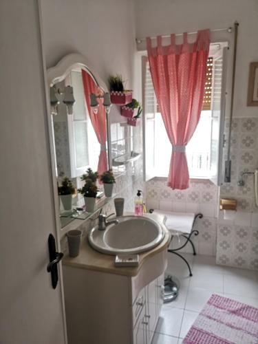 a bathroom with a sink and a mirror at Casa da Tina Conforto Familiar no Sítio da Nazaré in Nazaré