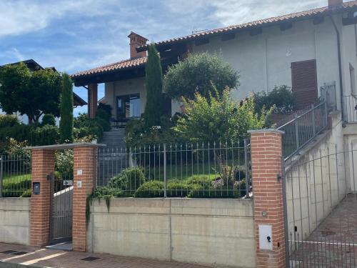 una casa con una puerta y una valla en Casa Arge, en La Morra