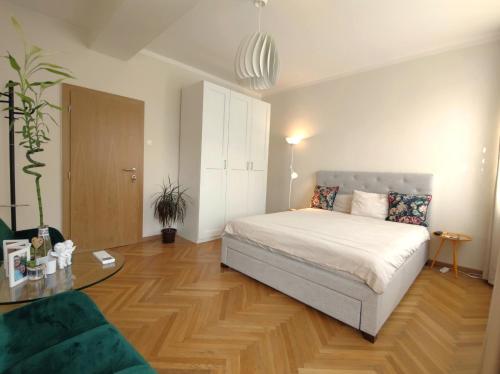 Zdjęcie z galerii obiektu Big Stay - 4 Bedroom, 2 Bathroom Central Apartment with AC w Bratysławie