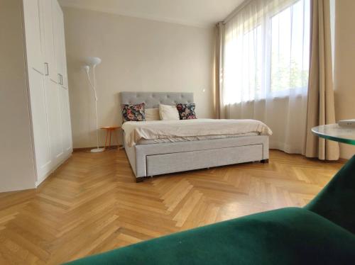 Zdjęcie z galerii obiektu Big Stay - 4 Bedroom, 2 Bathroom Central Apartment with AC w Bratysławie