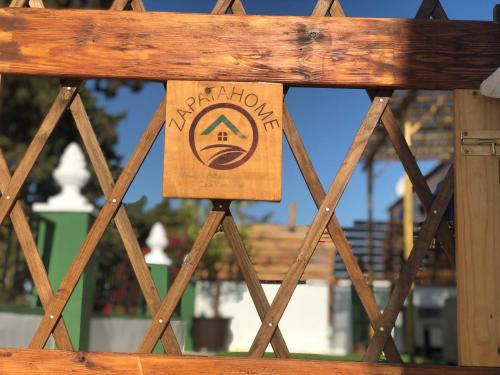 a sign on the back of a wooden bench at Zapata Home in Alhaurín de la Torre