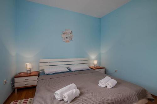 1 dormitorio con 1 cama con 2 toallas en Apartment Dora Klimno, en Klimno